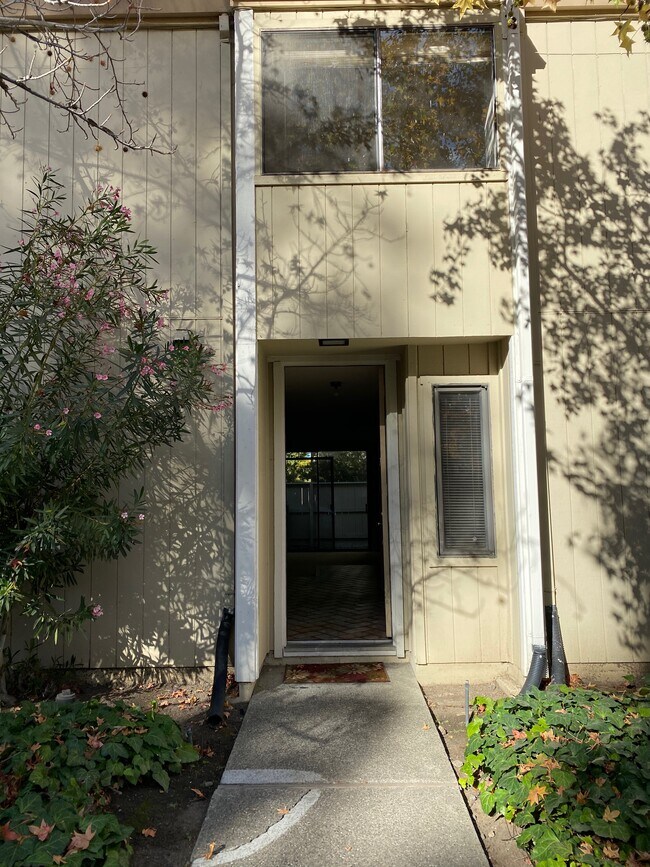 Entrance - 3023 Kaiser Dr