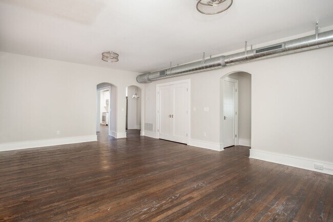 Foto del edificio - RENOVATED FROM TOP TO BOTTOM 2BD/1BATHS - ...