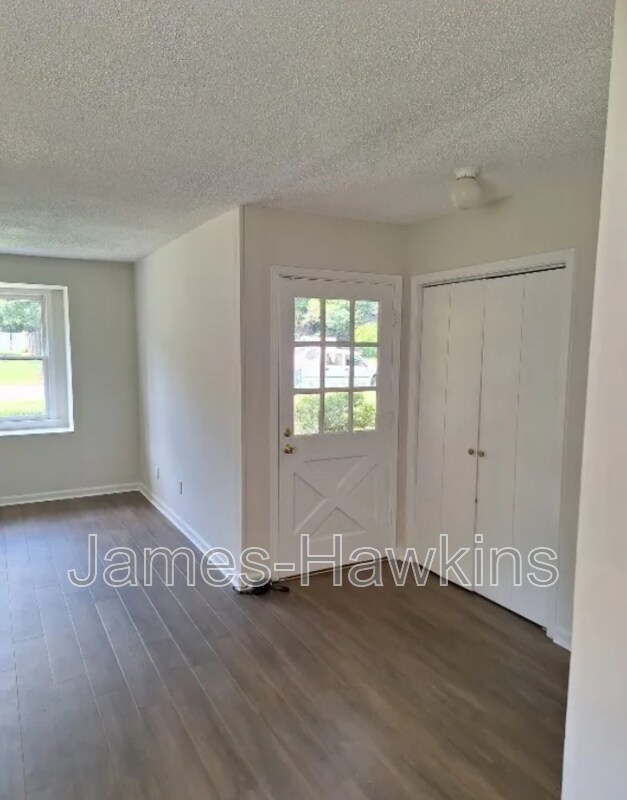 Foto del edificio - 5751 Oakwild Dr