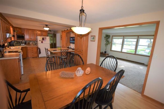 Building Photo - 4 Bedroom Single Family-Appleton North