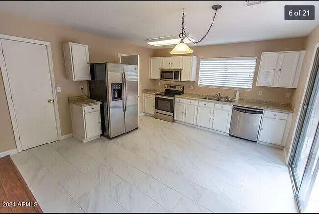 Building Photo - 2058 E Spruce Dr
