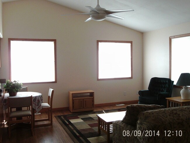 Foto del edificio - 1527 Sleeping Child Rd