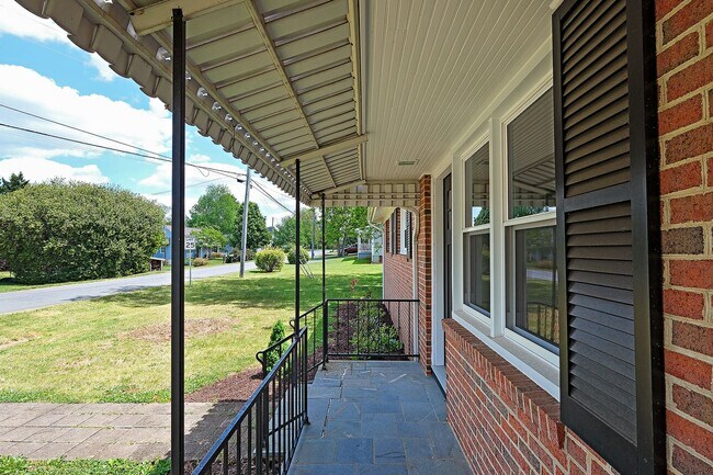 Foto del edificio - Recently Updated Home Near Downtown Crozet