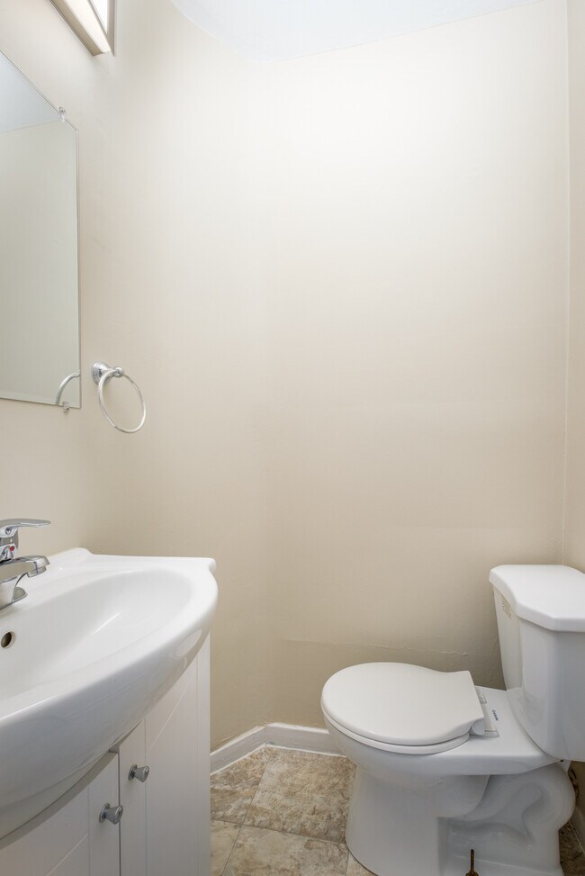 Photo du bâtiment - THREE BEDROOM-1.5 BATH TOWNHOME IN NORTH LONDON