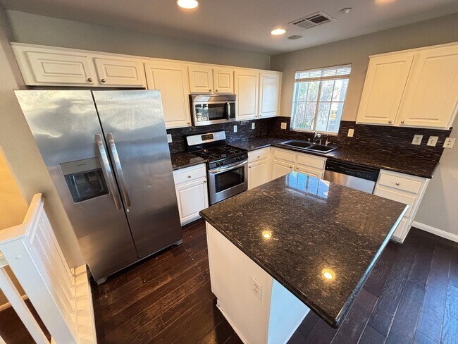 Foto del edificio - Beautiful Trilevel 3 Bed/3bath/2 car home located in Northwest Las Vegas