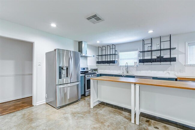 Building Photo - 1202 Shadeland Dr