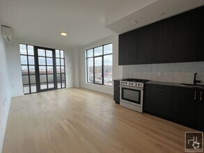 Building Photo - Luxurious 2 bedroom/1 Bathroom Penthouse A...