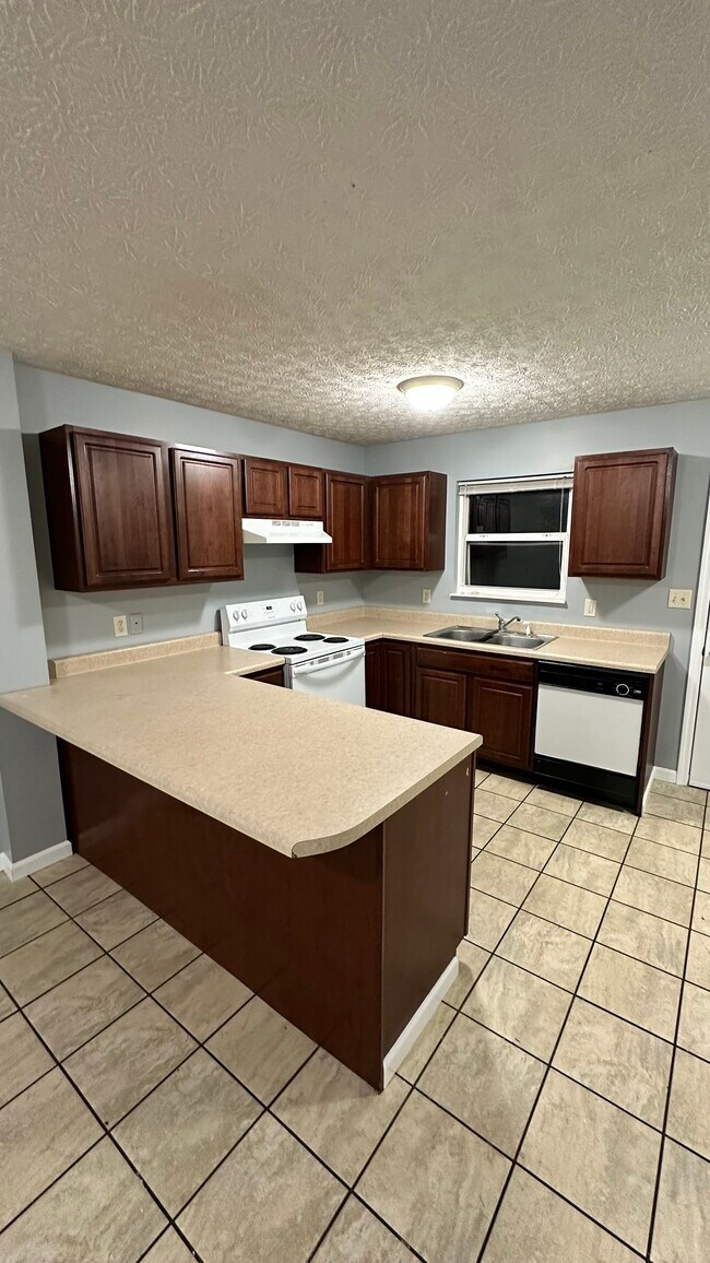 Kitchen - 1588 Meadow Spring Dr