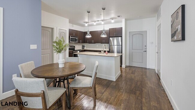 Foto del edificio - 5275 Town and Country Blvd