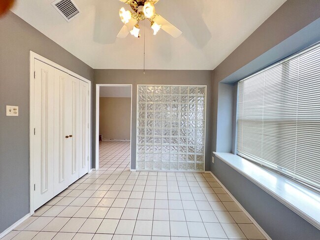 Building Photo - Light And Bright 3/2.5/2 in Carrollton For...