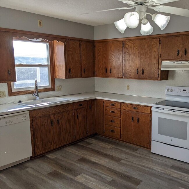 Building Photo - 425 Commodore Dr