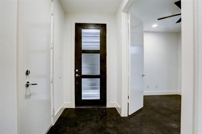 Building Photo - 2344 Commerce St