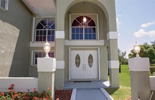 Building Photo - 915 NW 197th Ave