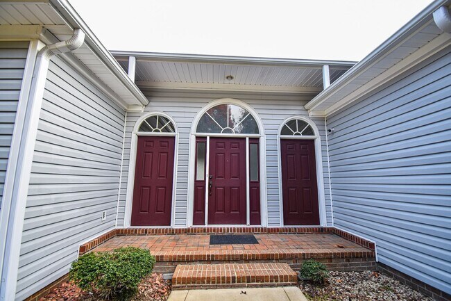 Foto del edificio - First Month Rent Free! 4 Bedroom 2 Bathroo...