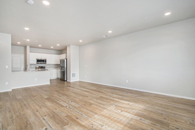 Building Photo - Stunning Townhouse in Greeley