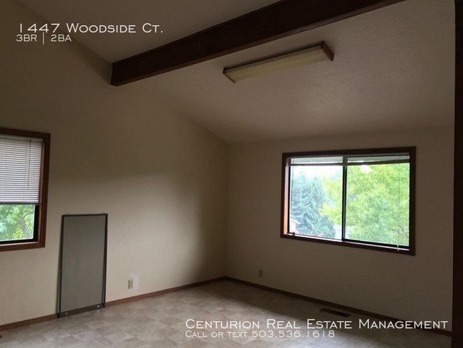 Building Photo - SE 3x1.5 TH/Duplex Coming Available Soon!