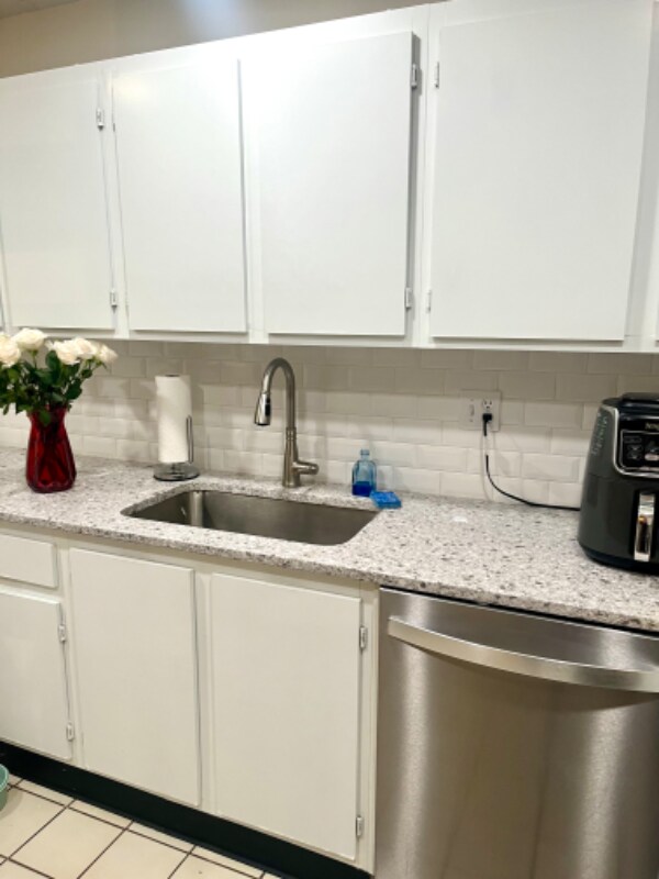 Building Photo - 2069 NE Collins Cir