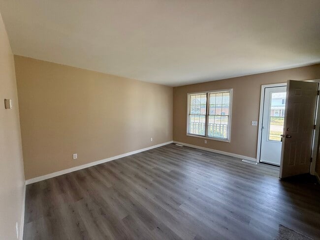 Building Photo - 106 Colonial Pkwy