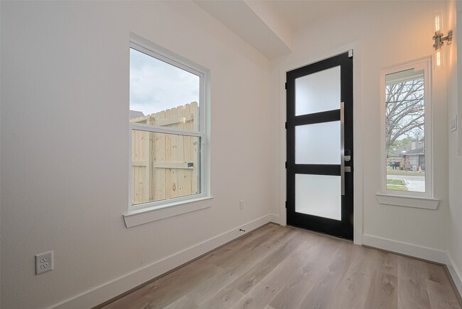 Building Photo - 7918 Parnell St