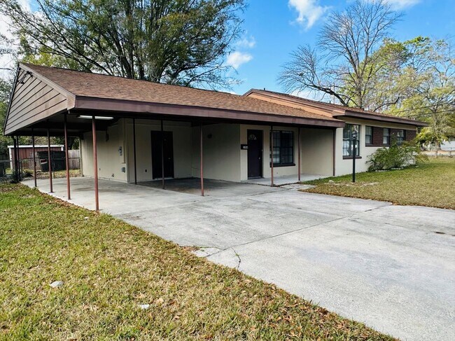 Building Photo - 1904 Delaroche Dr W