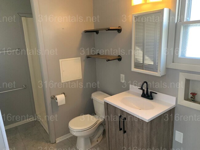 Building Photo - $1295 - 3 bedroom 2 bath - Beautiful home ...