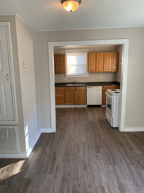 Building Photo - 905 Pansy Ct