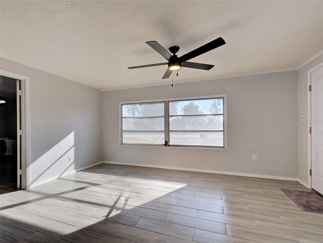 Foto del edificio - 313 Jessica St N