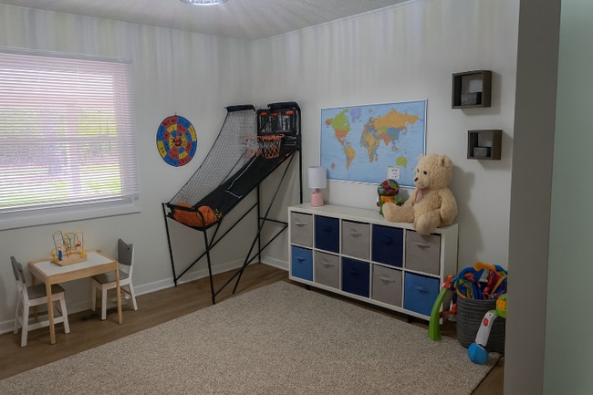 Building Photo - 550 Lystra Rd