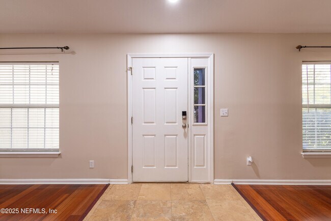 Foto del edificio - 1341 Grey Feather Ln