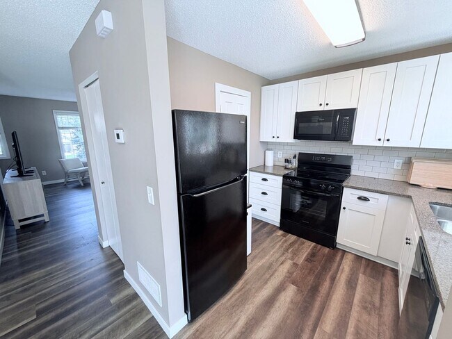 Foto del edificio - Modern 2-Bedroom Townhome in Apple Valley with Private Patio!!