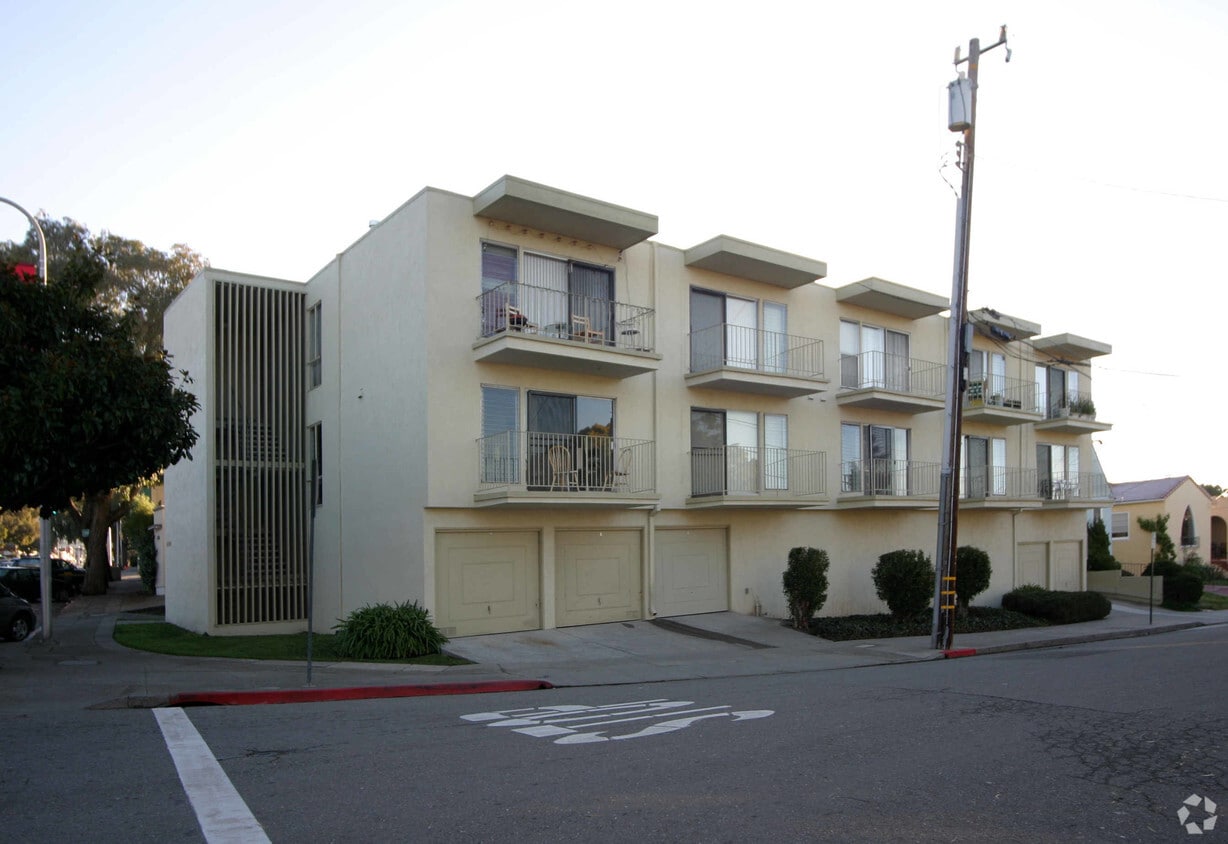Building Photo - 1400 Solano Ave