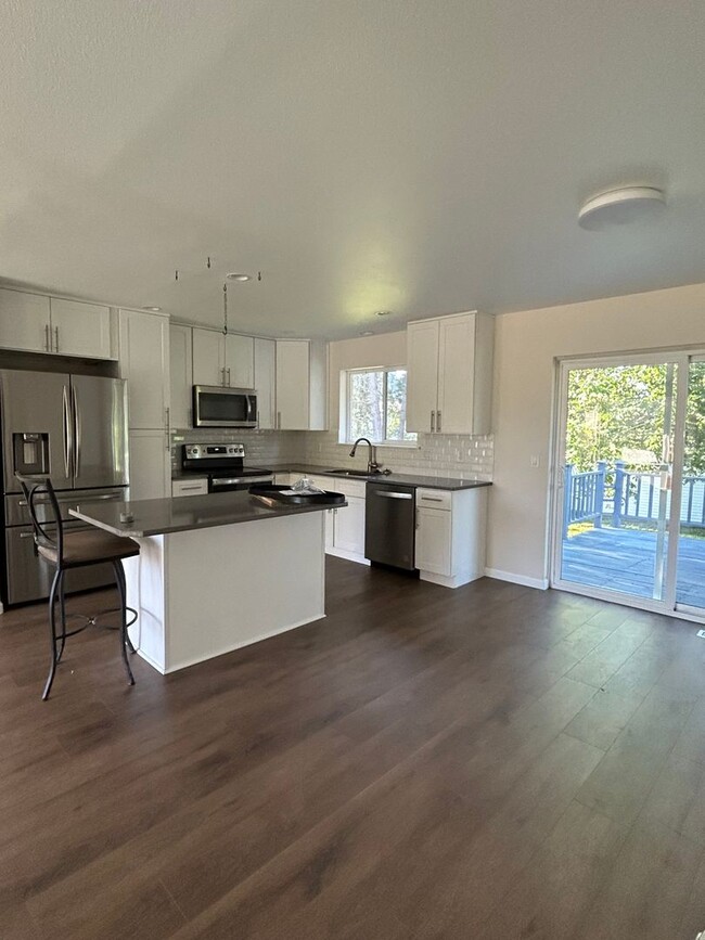 Building Photo - Fabulous newly update 4 bedroom home
