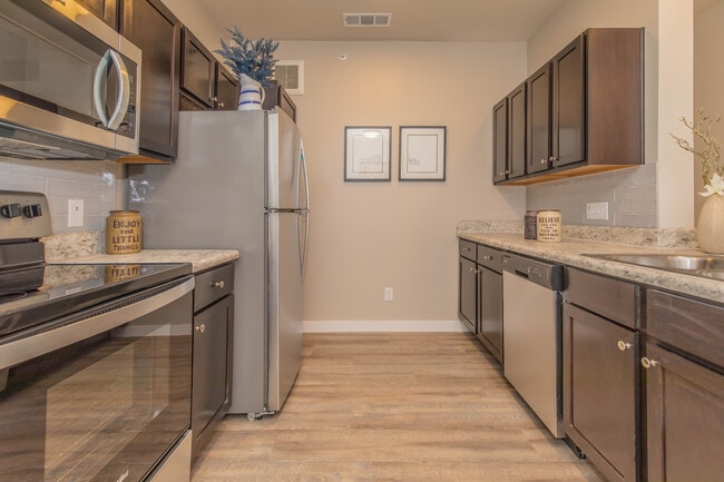 Building Photo - Vantage at Hutto