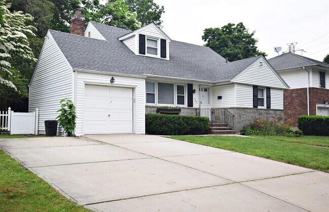 Foto del edificio - 242 Clinton Rd