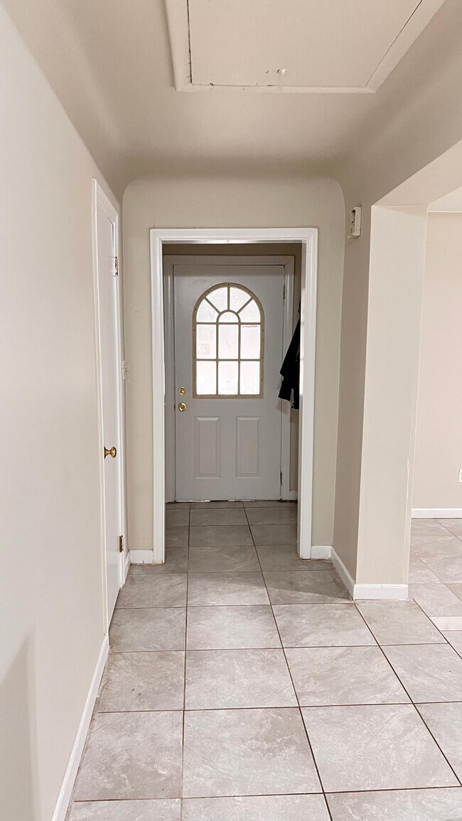 Building Photo - 25323 Orchard Lake Rd