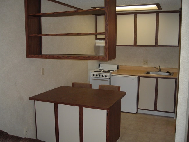 DSCF1702.jpg - 2700 University Court