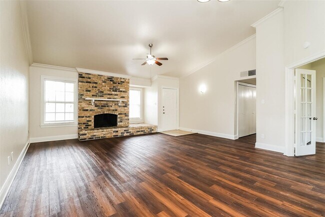 Foto del edificio - Spacious 4BR Home with Vaulted Ceilings, Fireplace & Large Backyard!