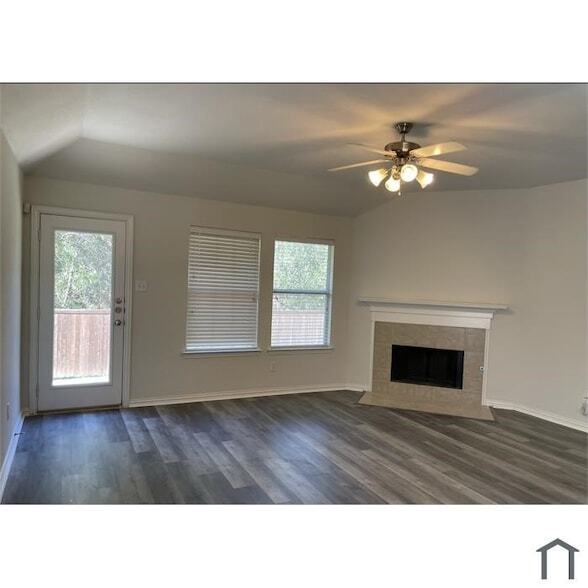 Photo - 608 Creekside Dr House