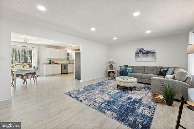 Foto del edificio - 100 Woodlands Ln
