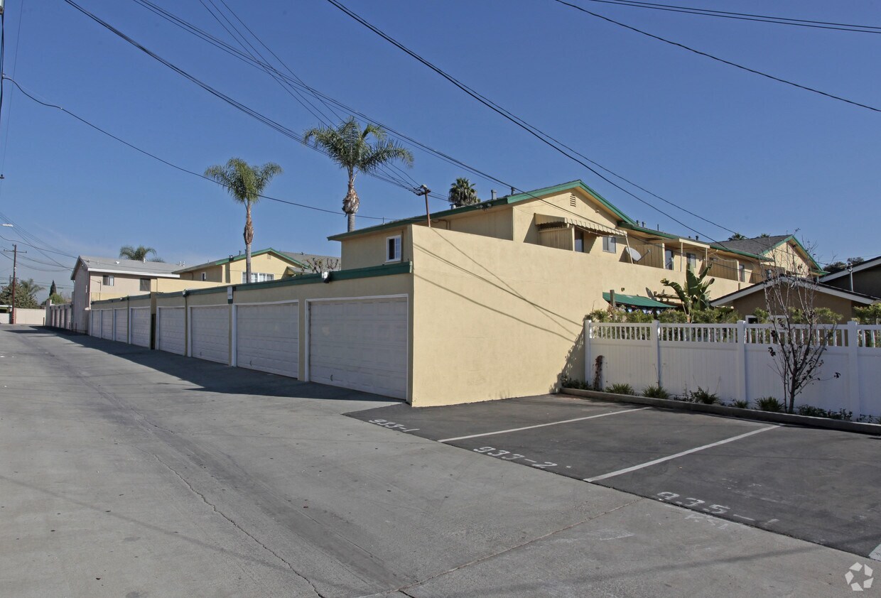Building Photo - 923-929 S Park Cir