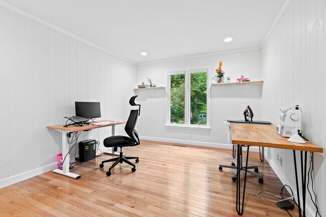Building Photo - Gardening Enthusiasts 3 Bedroom 2Bath Drea...