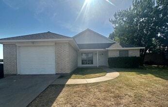 Building Photo - 2612 Cheyenne Dr
