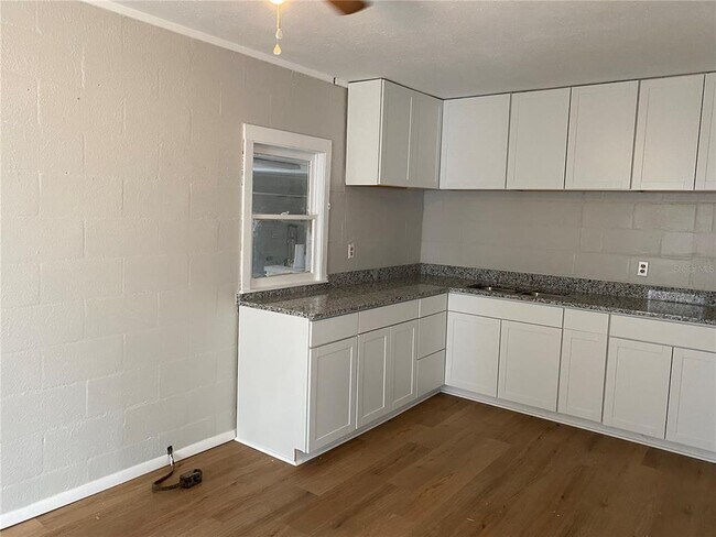 Foto del edificio - 16025 Wallace St