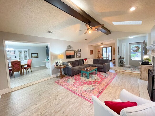 Building Photo - Large, Recently Remodeled 3/2/2 on the Sou...