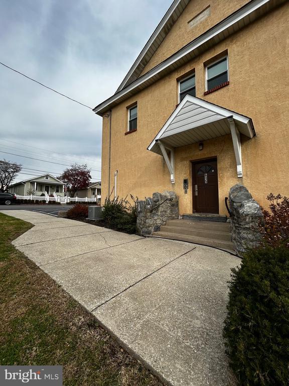 Building Photo - 615 Summit St