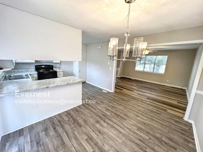 Building Photo - 2125 Merry Dr NE