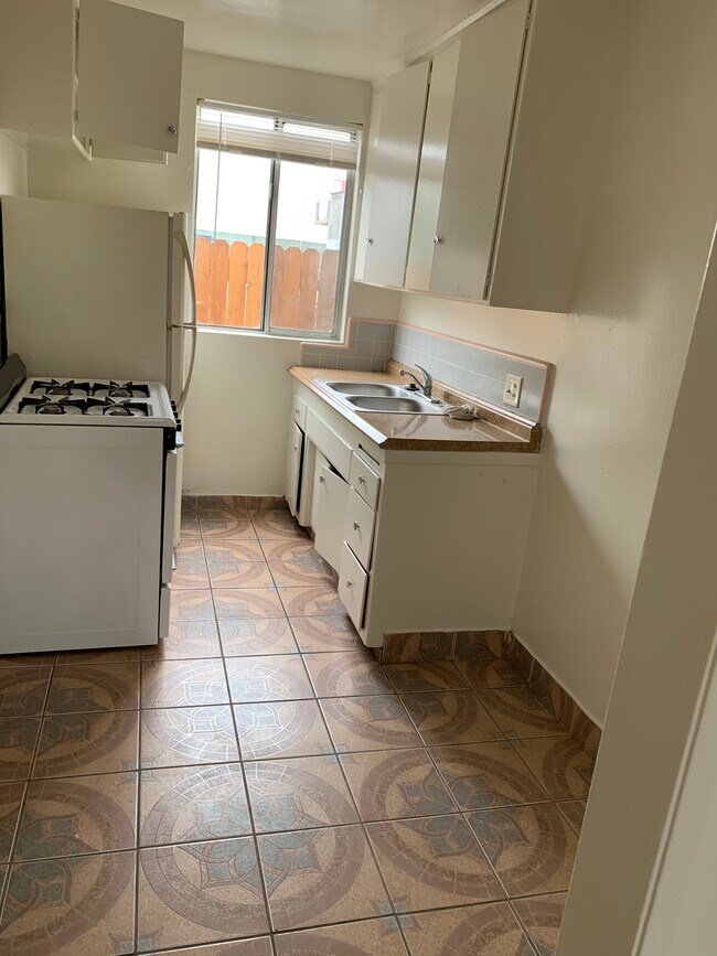 kitchen - 15439 Hawthorne Blvd