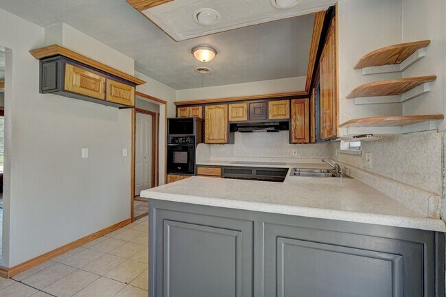 Foto del edificio - Nice 4 Bed 1.5 Baths Located near Tinker D...