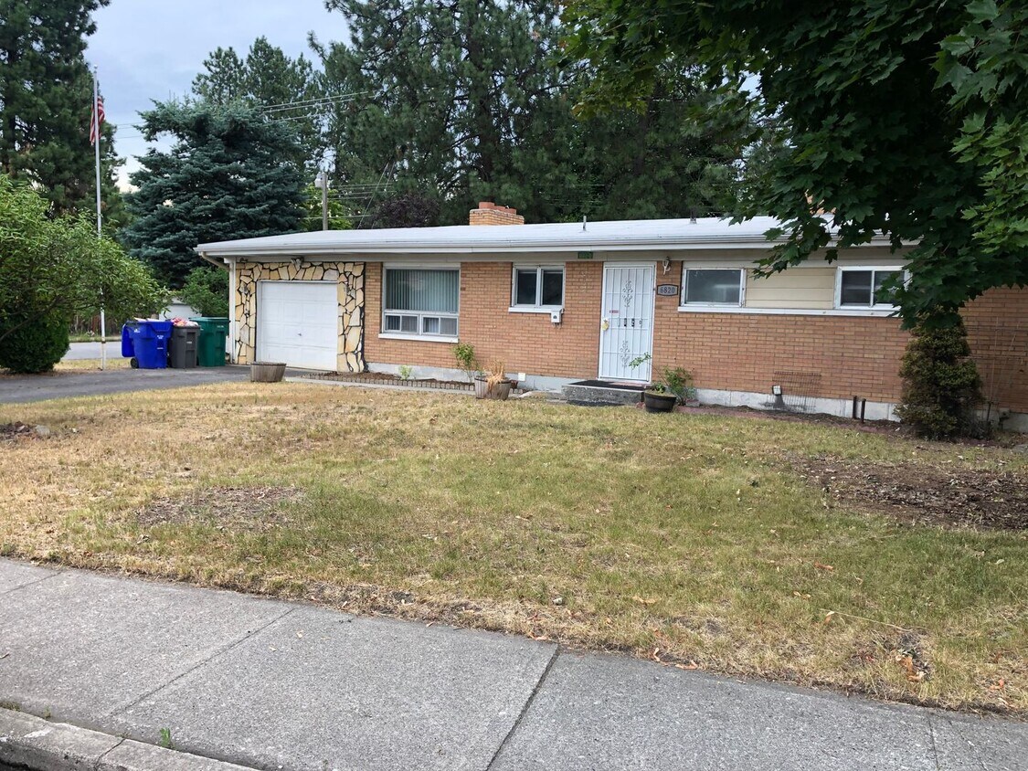 Primary Photo - Spacious Northside Home - Must See!!