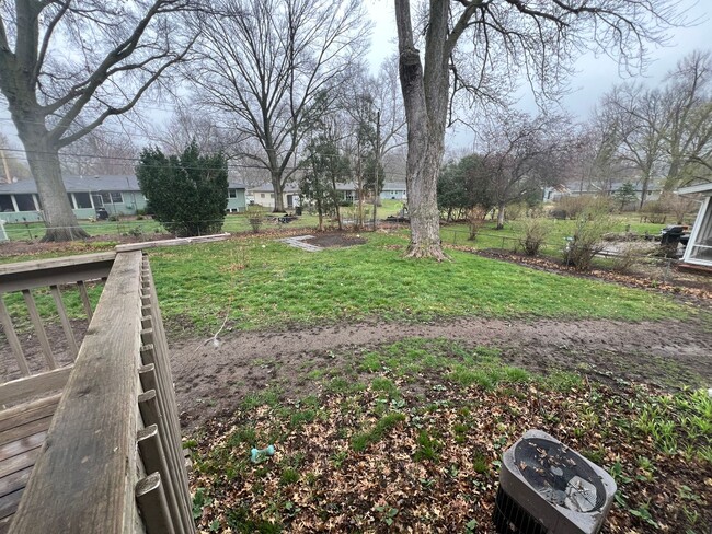 Building Photo - 3 bedroom 1.5 Bathroom with a Large Backya...
